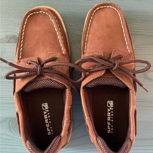 Boy’s size 3 Sperry in very good condition.